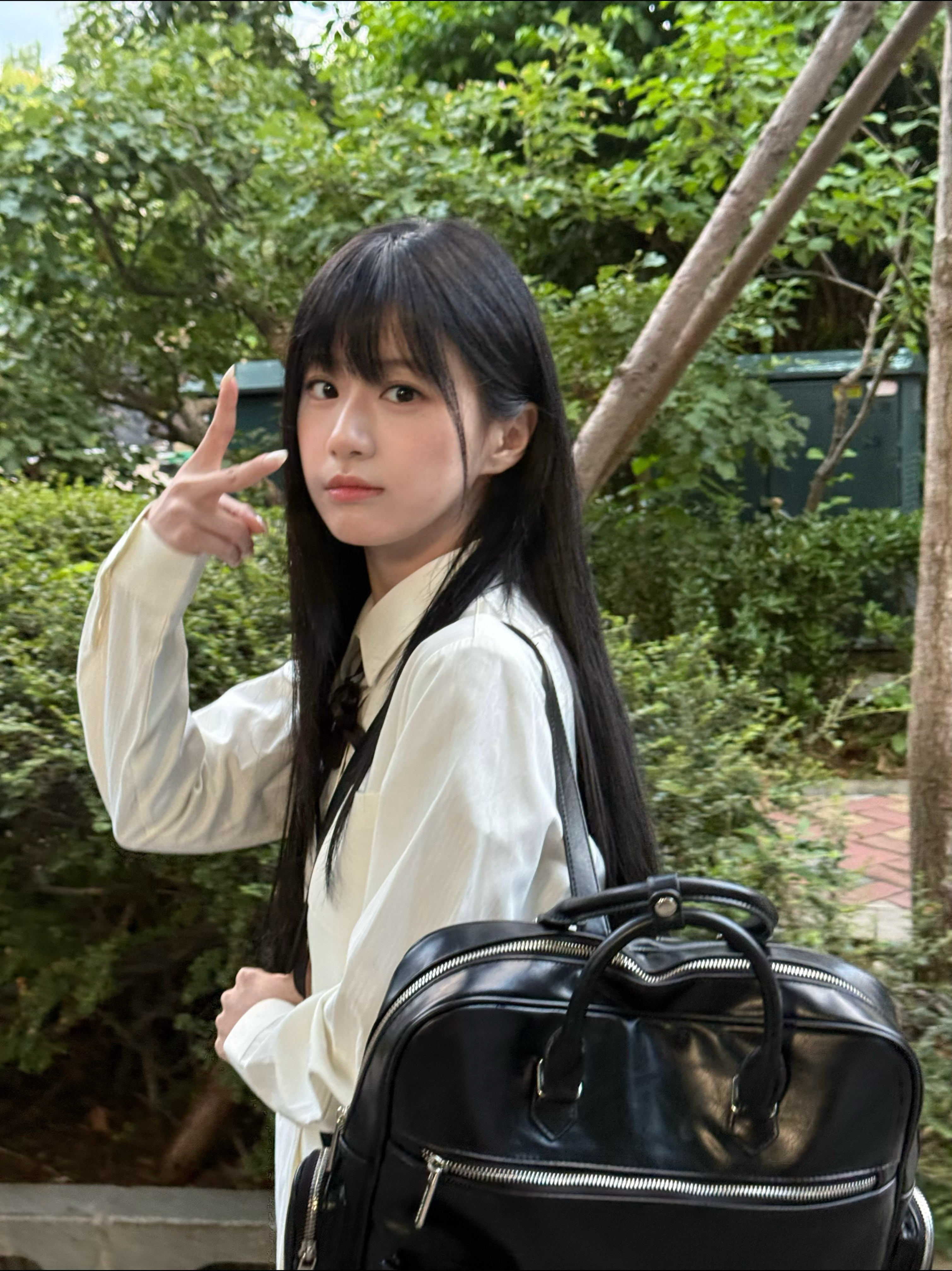包上恩jk制服包上恩穿JK夯中之夯林间晚风撞上黑长直JK少女，清透眉眼裹着满满的