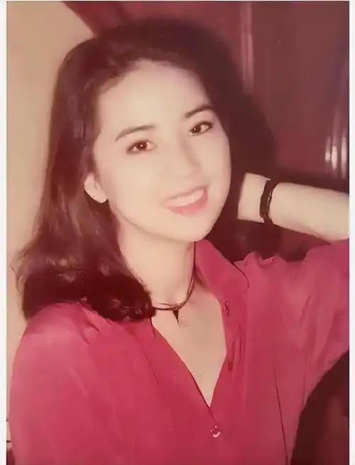 成龙这辈子见过的美人太多了，但有一个女人，他头一回见面就被定住了。那次是杂志