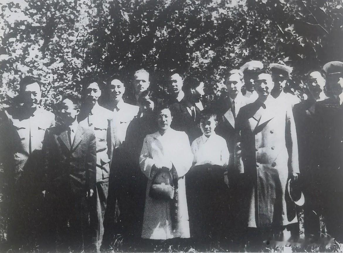 1951年5月，徐向前（前排右二）率中国政府兵工代表团出访苏联。与代表团成员在中