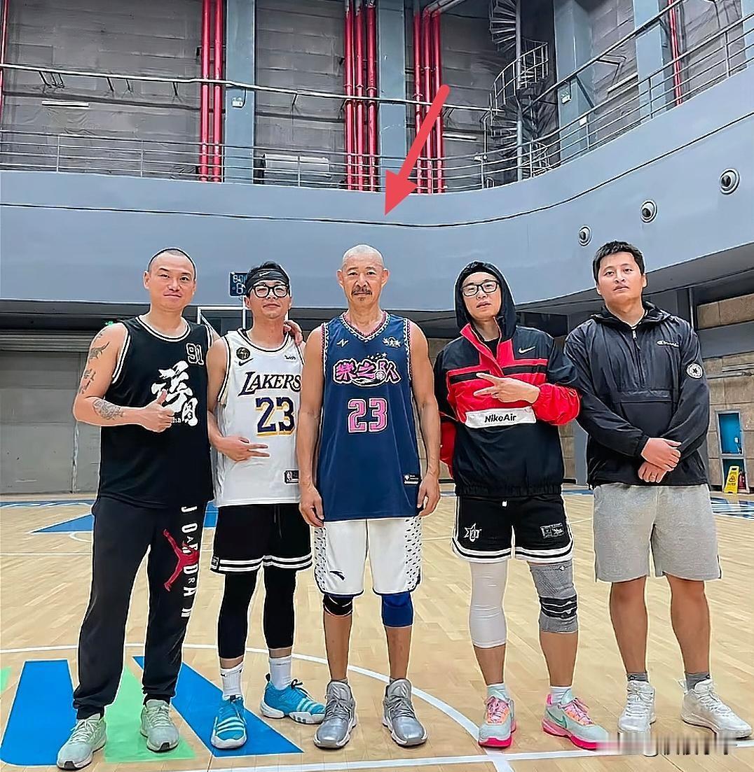 69岁张丰毅在篮球馆打球，他剃了光头，身材壮硕，看起来好勇猛，男子气概十足，身上