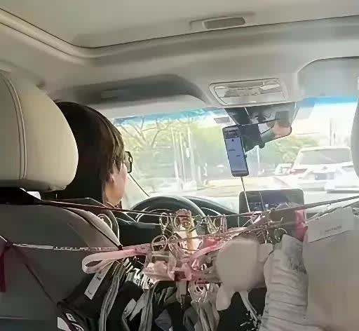 “不可思议”有一名女子坐网约车到外地，当她坐上车之后，发现汽车的座椅上挂着很多内