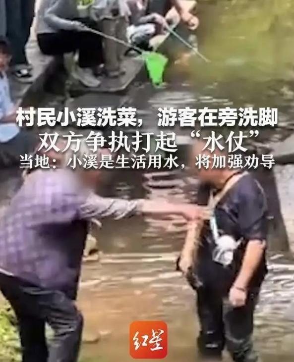 “欺人太甚！”近日，安徽宣城，一位游客在景区里游玩时，竟然直接赤脚踩进了小溪中，