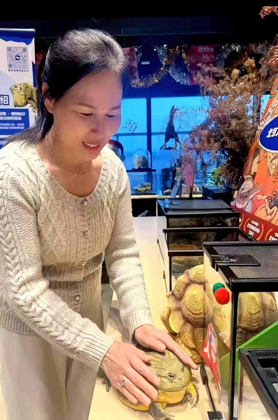 小杨阿姨陪孩子们一起去玩了，真的是太幸福了，旅游带上她，孩子们有人照顾了，太厉害