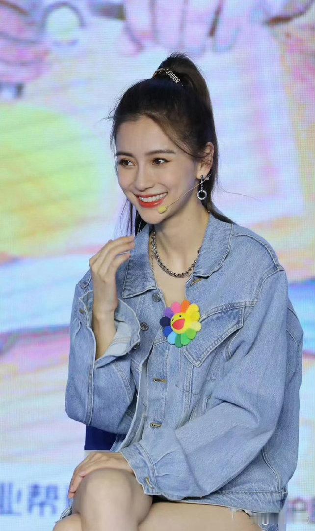 杨颖的大腿线条看着偏宽，和纤细上半身对比还挺明显的。