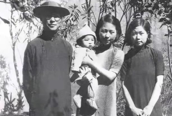 1949年，沈从文喝下煤油割腕自尽，被救下后，他想拉妻子的手，妻子却甩开了。后来