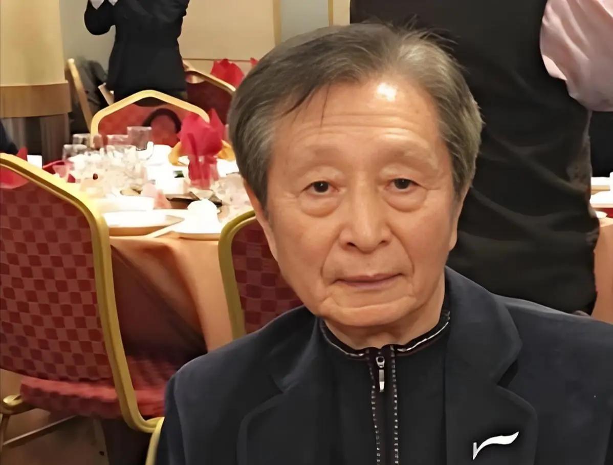 当年响彻大江南北的央视名嘴宋世雄，老了却跟老伴搬进养老院。如今儿子在美国硅谷当高