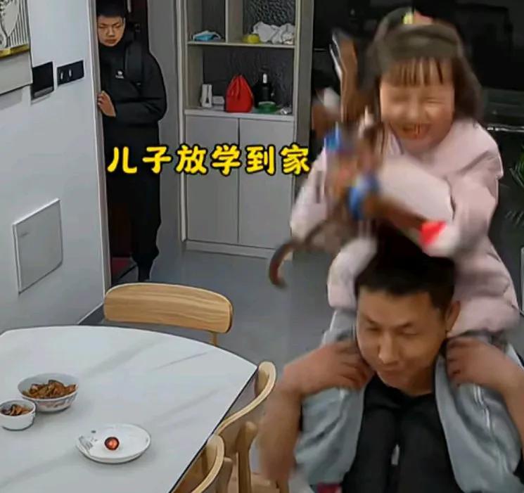 目睹爸爸背妹妹玩耍，满脸羡慕，只见儿子靠在门口观看着爸爸，背着妹妹，让她骑在脖