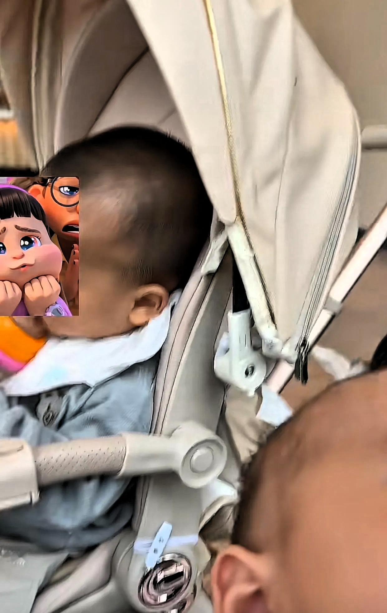 近日，安徽合肥，三位宝妈带着三个孩子出门，中途进入到星巴克休息，由于她们进店没消