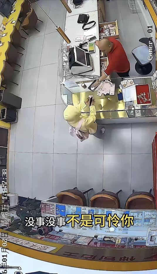 谁懂啊！3月22日报道，福州这一幕看哭无数打工人，深夜的街头一个女孩求职屡屡被拒