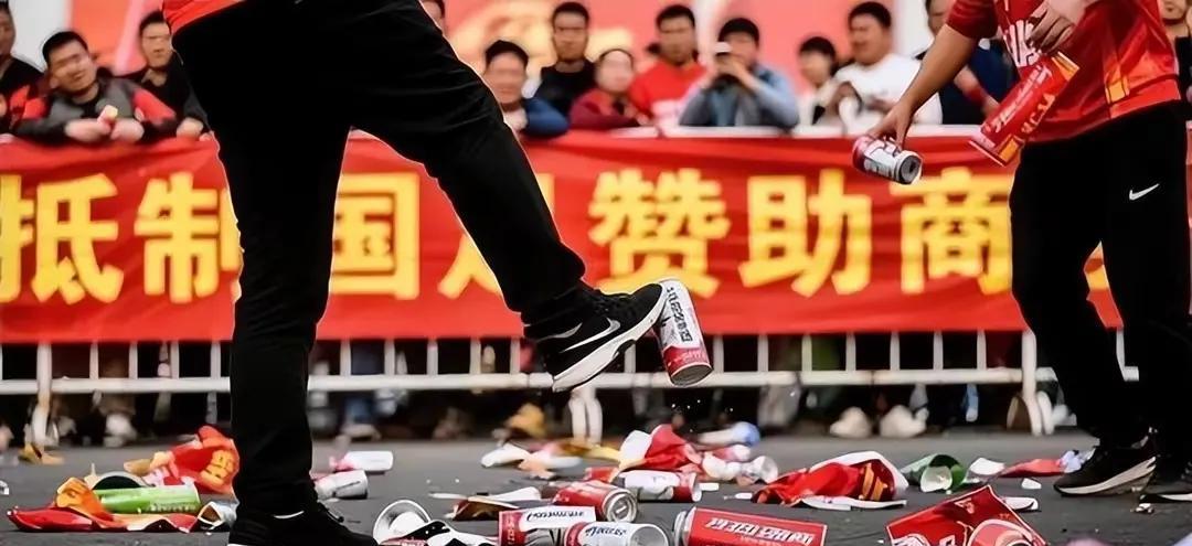 男足赞助商接连撤离，仅剩1家！球迷：早该如此！随着耐克、平安保险先后退出，