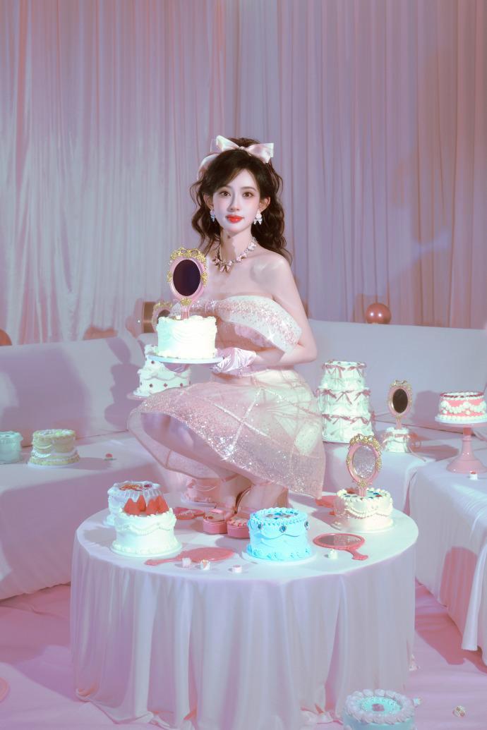 孟子义梦幻蛋糕照孟子义蛋糕写真在这组蛋糕写真中，孟子义成功地塑造了一个既甜美又不