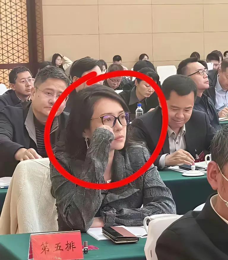 会议上美女这个名字，有点特别呀。复姓是第五，名叫排，这个名字不知道是不是这样解