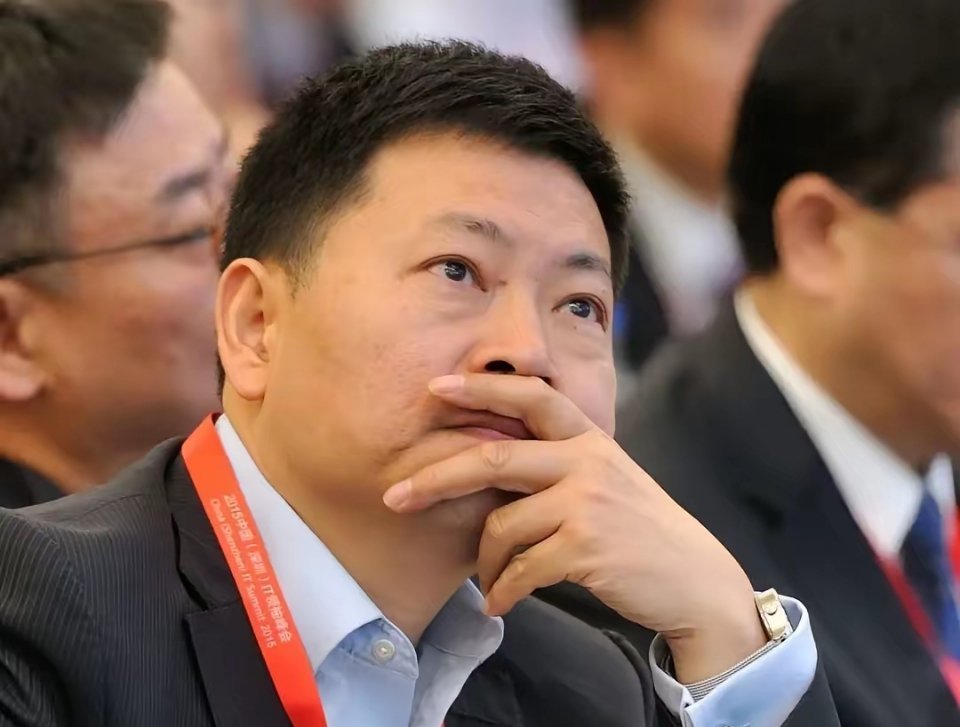 余承东表示：不少车还得靠手机支架，我起初很困惑，后来才明白是车机导航不给力；而华