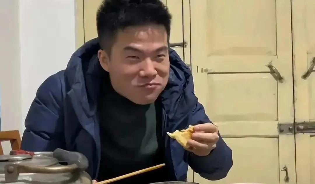 某董，我又要来吐槽了！昨晚所谓兰知春序首播，据说有11万董宇辉的粉丝守着观看。