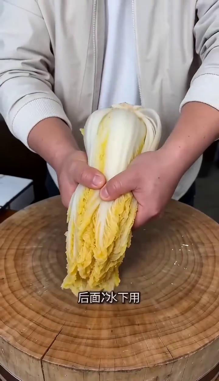 家人们，东北过年必吃的杀猪菜，在家做比饭店还香，今天手把手教你。·血肠冷水下锅
