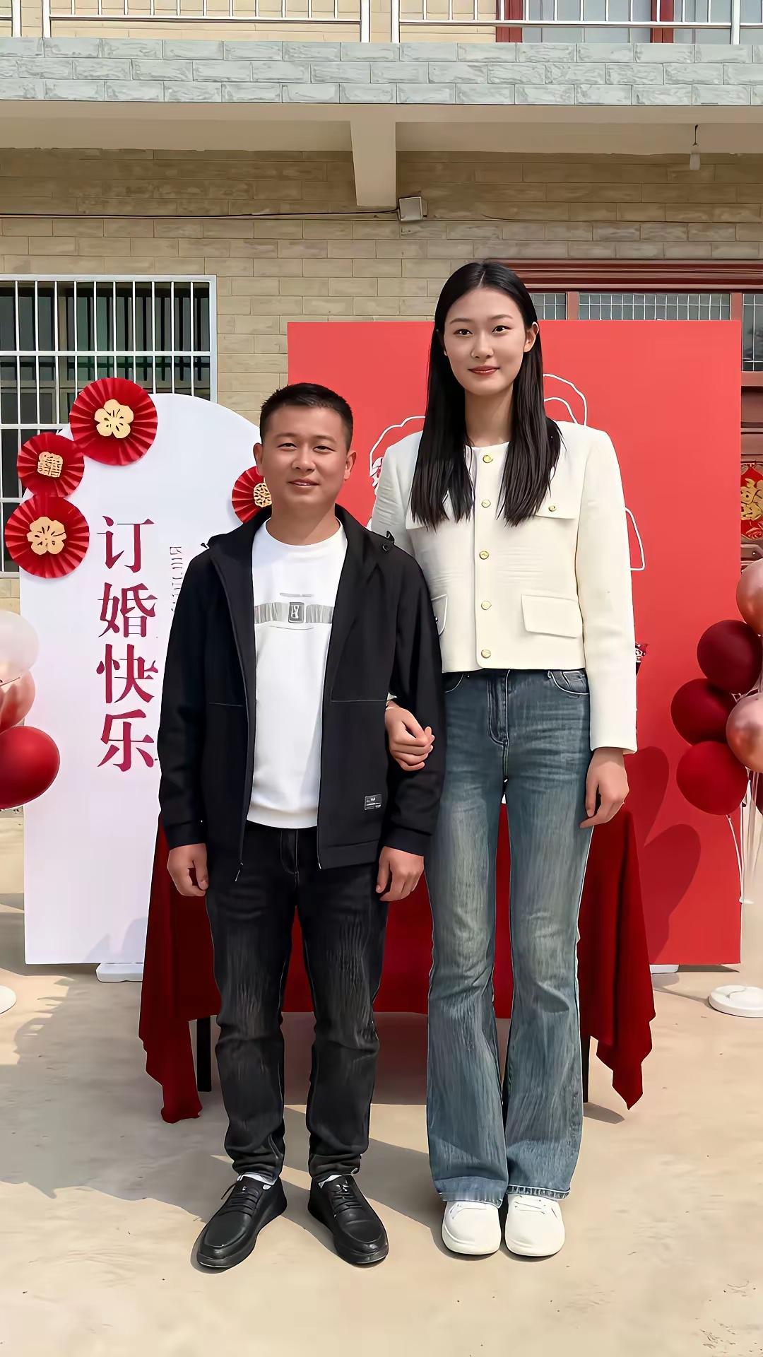 表哥今天订婚啦！希望表哥和表嫂能一直甜甜蜜蜜，长长久久！