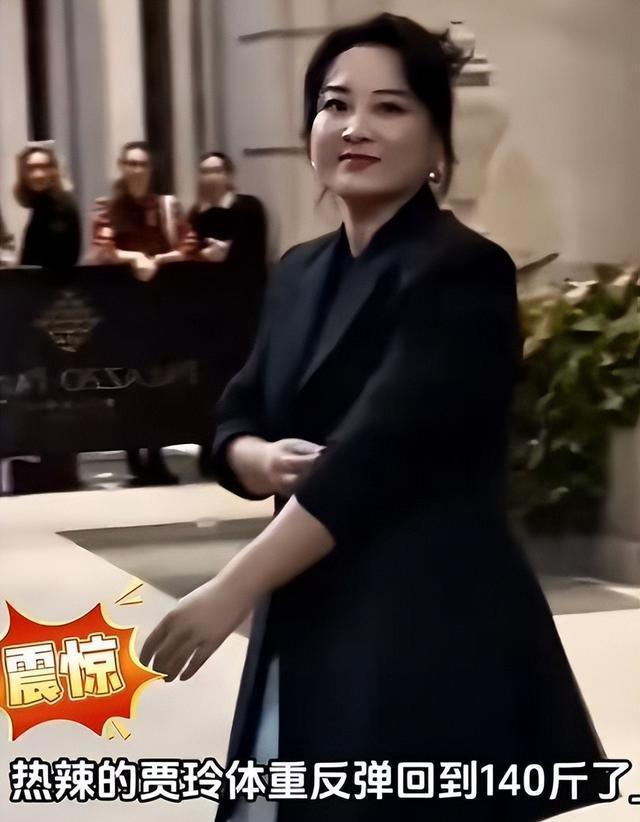 贾玲从胖到瘦，健康依旧，才华不减。近期与汪顺打网球照曝光，引发网友热议。有人认为