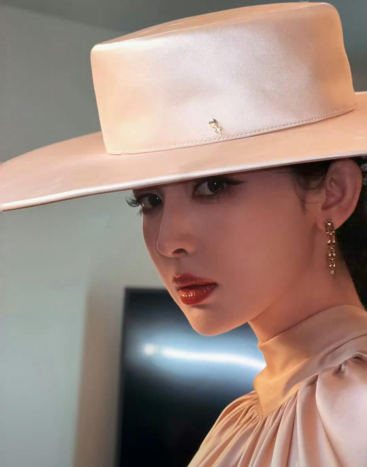 郭德纲老师说的“眼睫毛长到一眨眼就能把帽子掀翻”，以前我以为是段子，没想到成真了