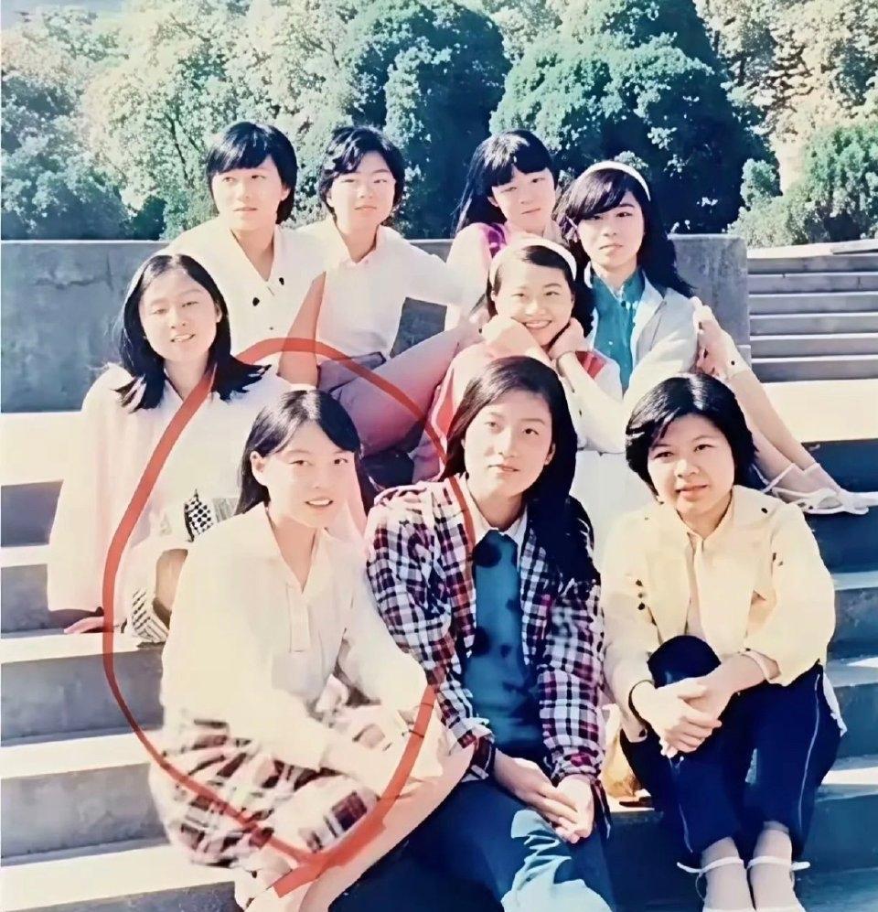 杜建英年轻时长得好干巴，这个时候已经跟领导搞上了，1995年就怀孕，1996生，