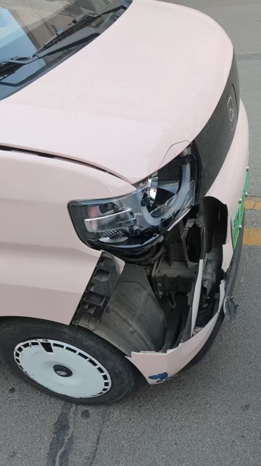 朋友刚提半年的问界M8被追尾了，，前车急刹，她刹住了，后车没刹住怼了左屁股上，剁