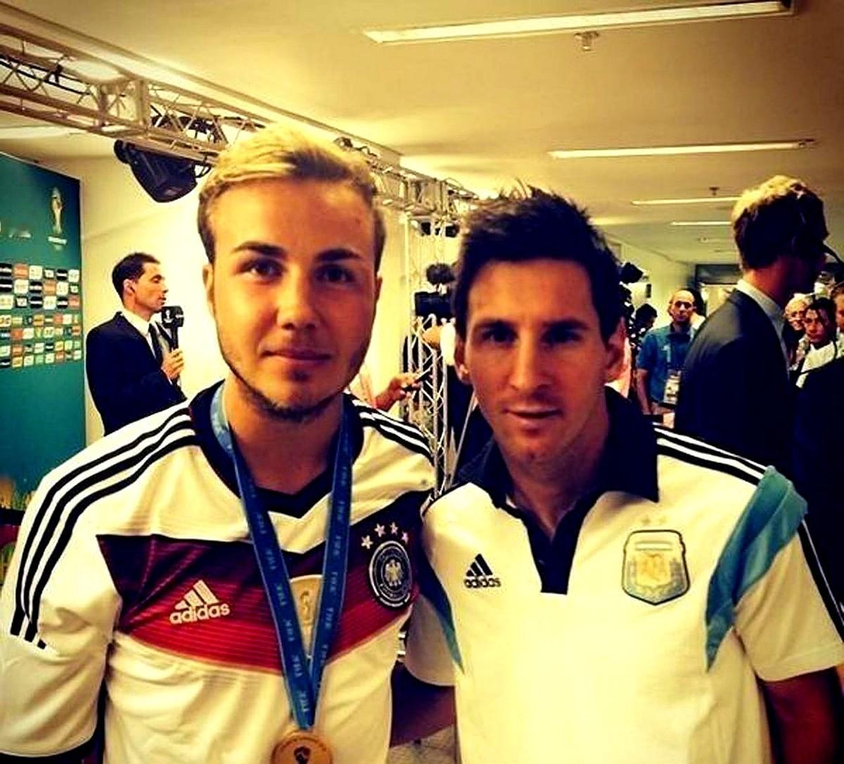 113分钟那脚进了。他没疯庆祝。那张和梅西的合影，挂了九年。你别当这是秀拳