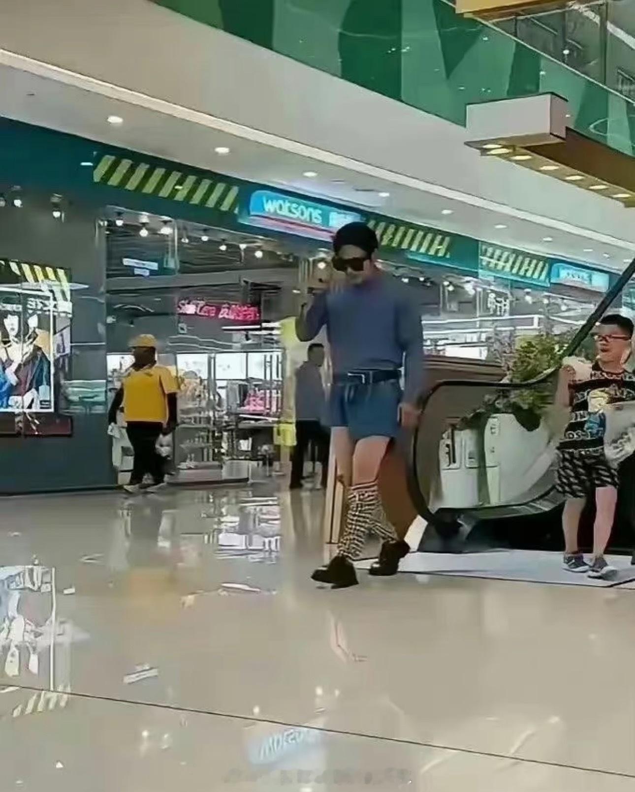 好像遇到明星了，就是穿的有点随意