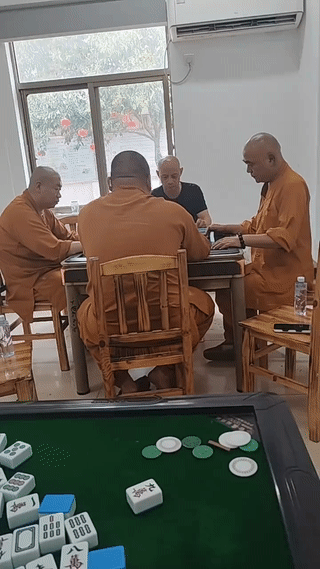 这几个和尚不去庙里念经竟然来到麻将馆里打麻将？难道现在出家人的生活都这么悠闲吗