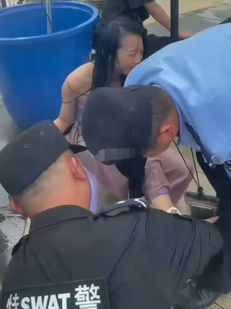 云南泼水节，这也太尴尬了吧