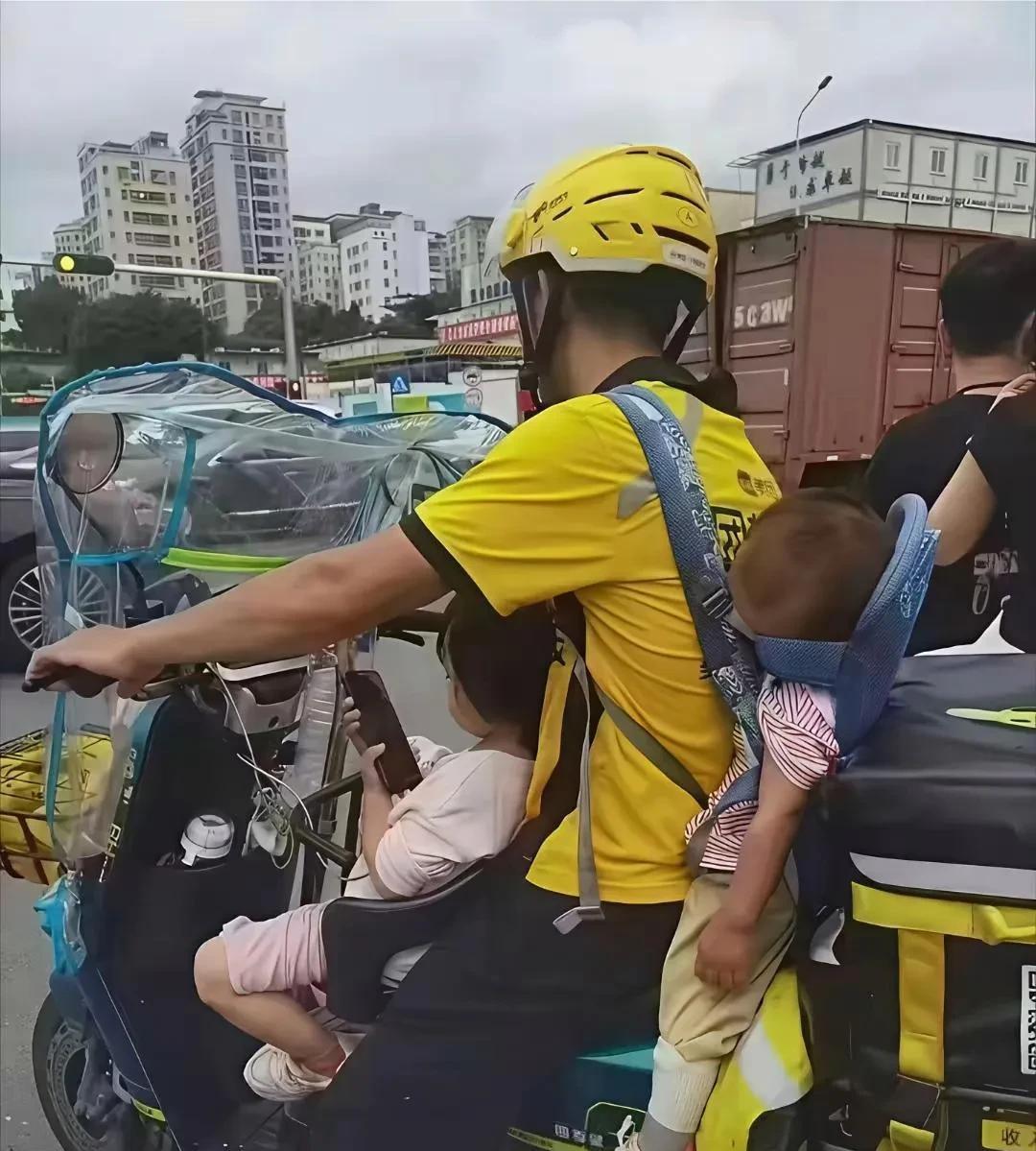 真的很不容易，但这样也真的不安全，尤其是后面那个小孩，这哪行，很容易闷到的！唉！