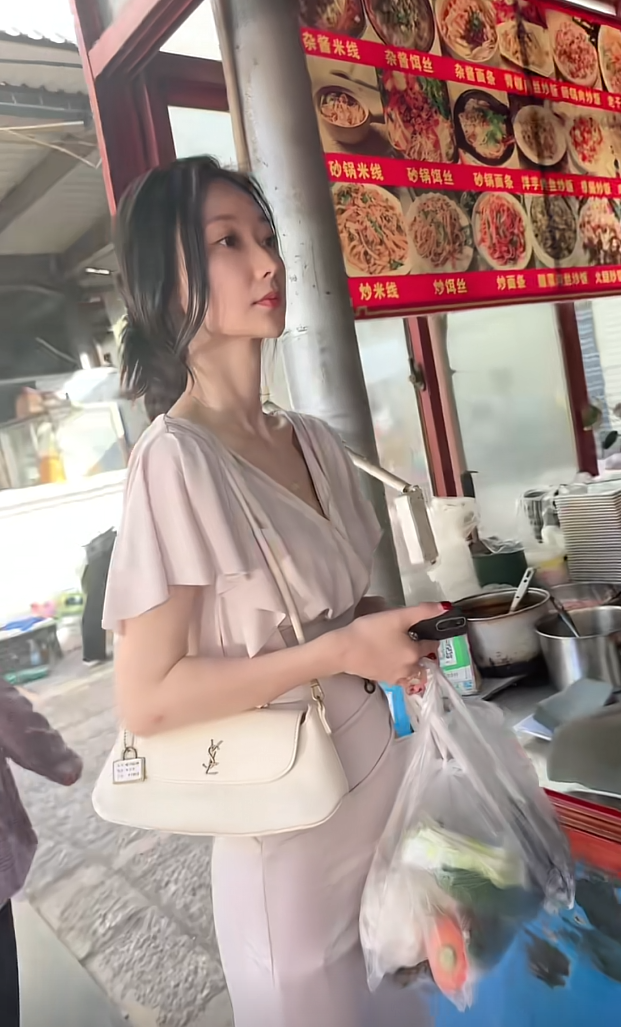 陪小姨出来买点菜！但是她好像有什么心事