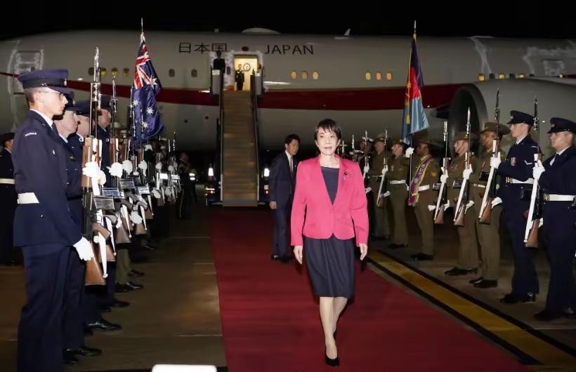 被冷落，只有外长接机，日本首相到达澳大利亚就在昨晚10点钟，高市早苗的专机降落