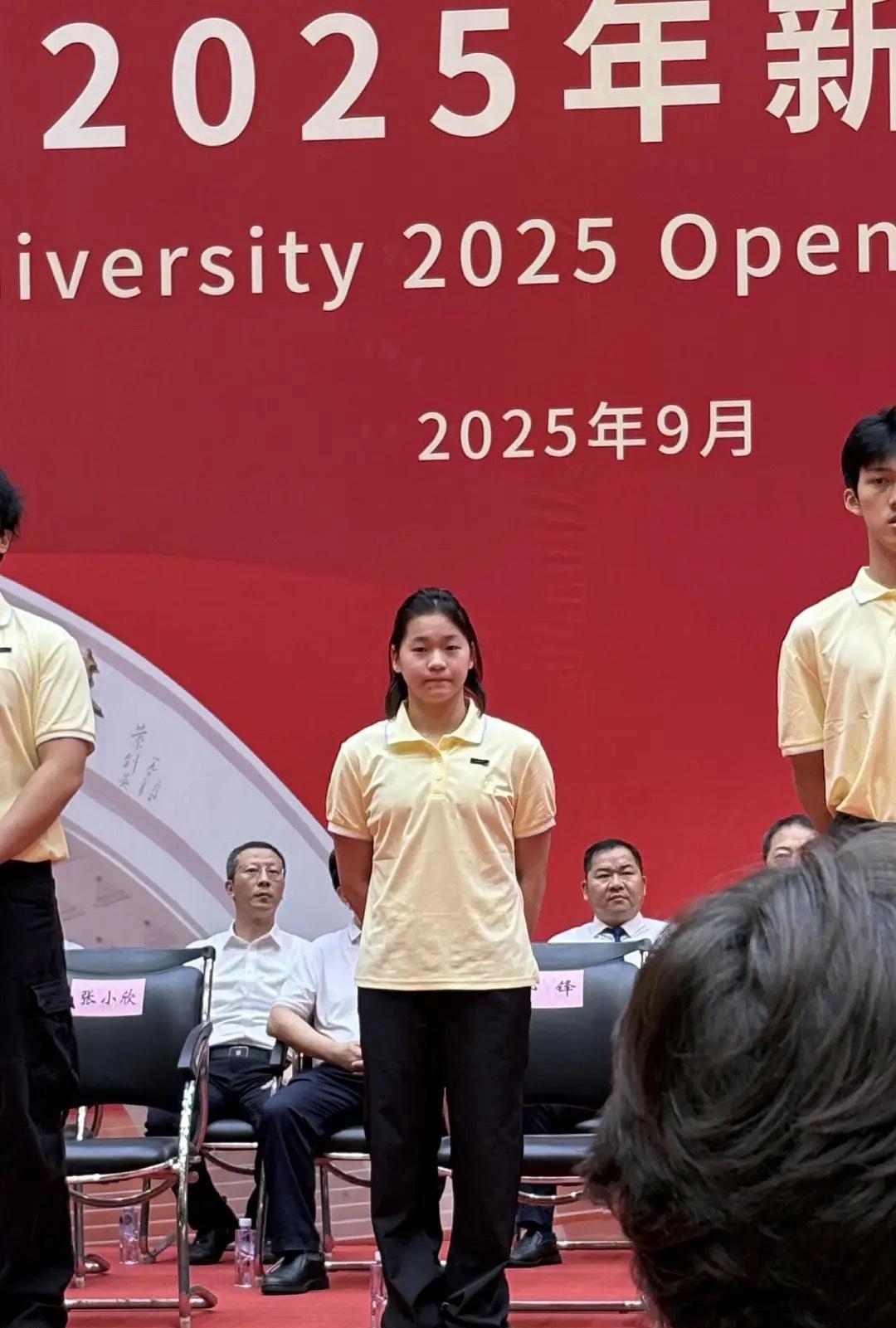 9月15日，全红婵现身暨大新生开学典礼。她扎着半披发，灵动又俏皮，在人群中美得格