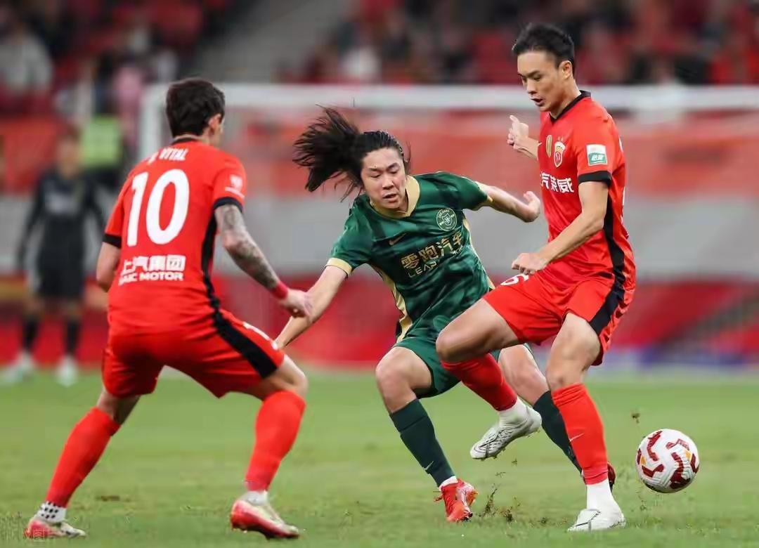 浙江队踢假球?足球媒体人徐江：浙江队输上海海港就是人情世故。近日徐江在直播间时