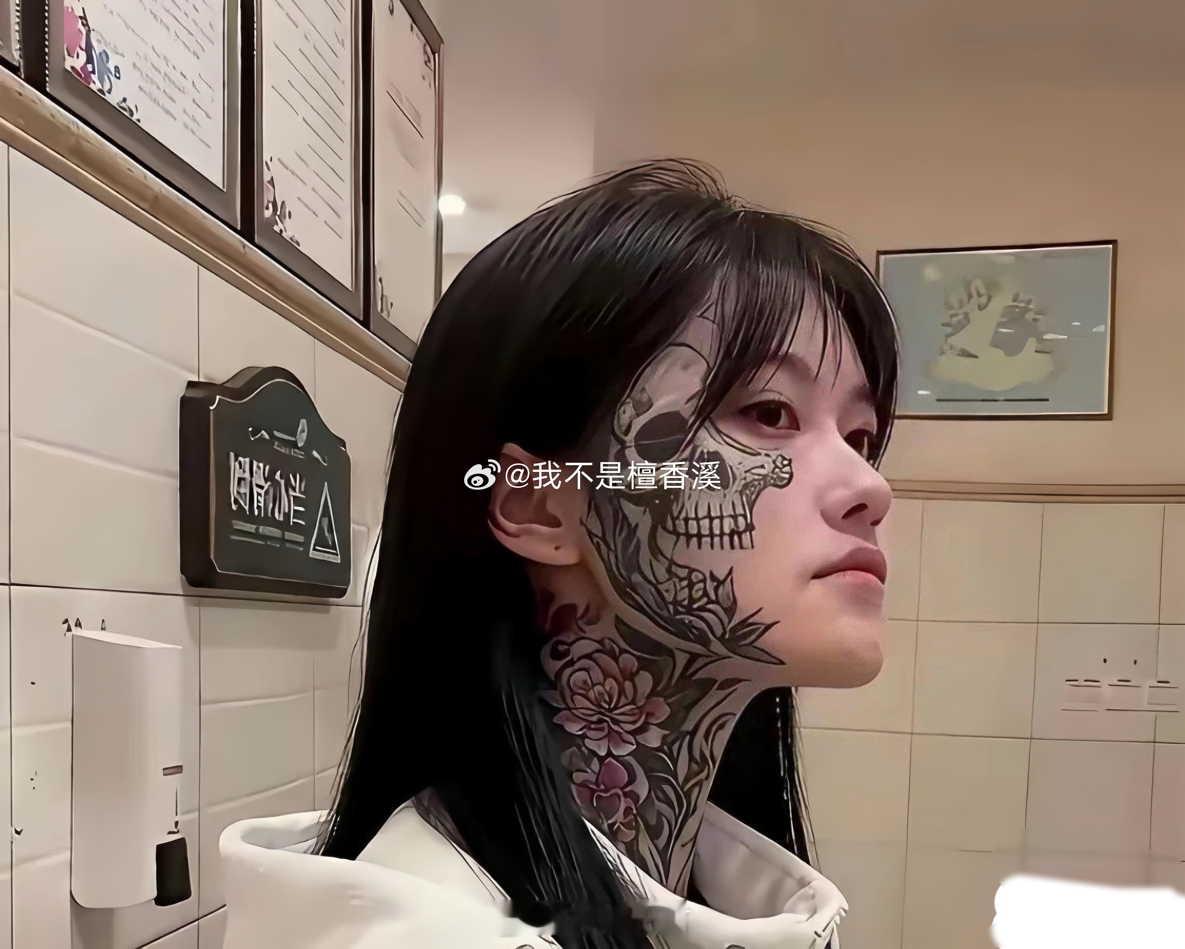 姑娘的五官是大美女级别的，再配上这个纹身，简直是太飒了!