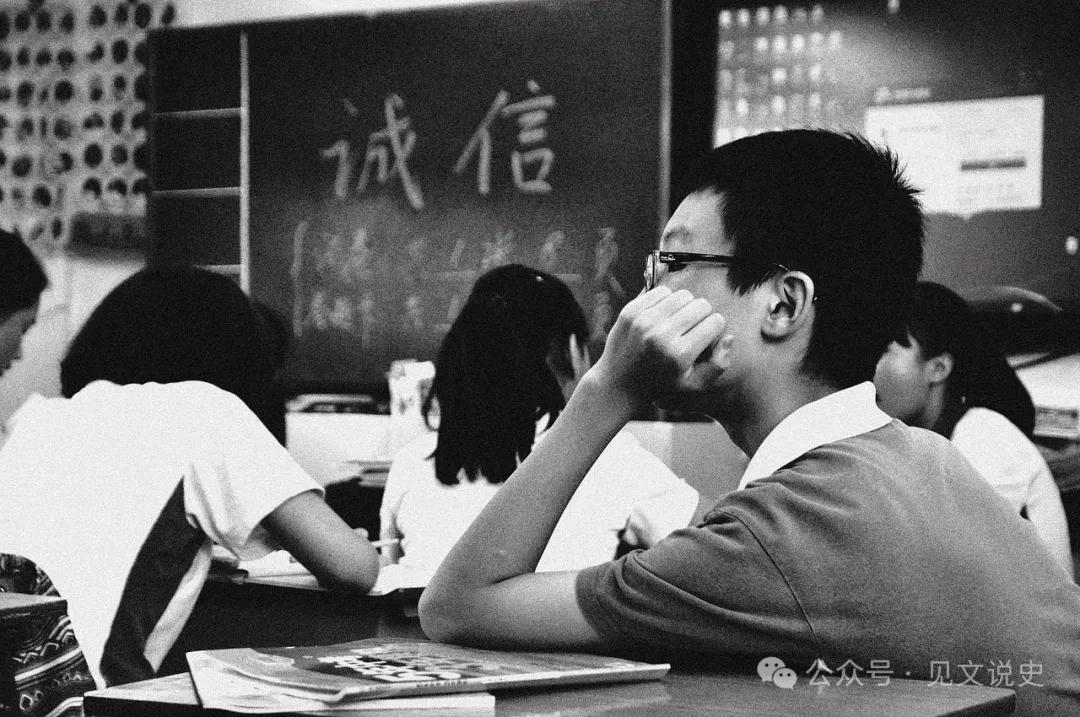 刘震云说：“现在大学，不过是一条过时的生产线，它的三大特点：一是没有销售渠道，二