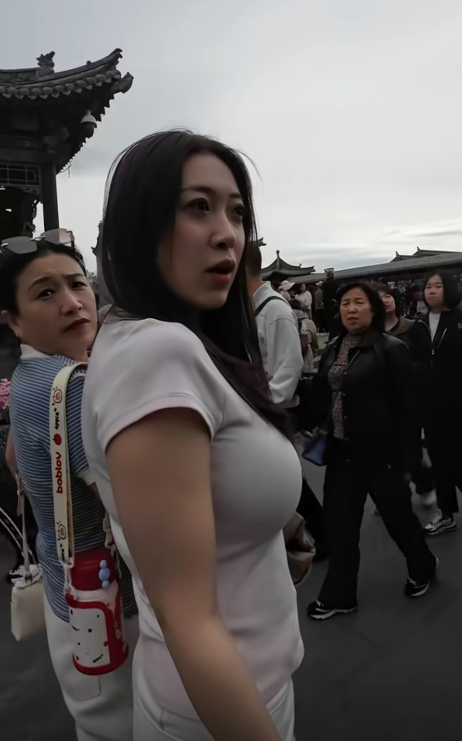 这种天气穿短袖，不知道冷不冷！