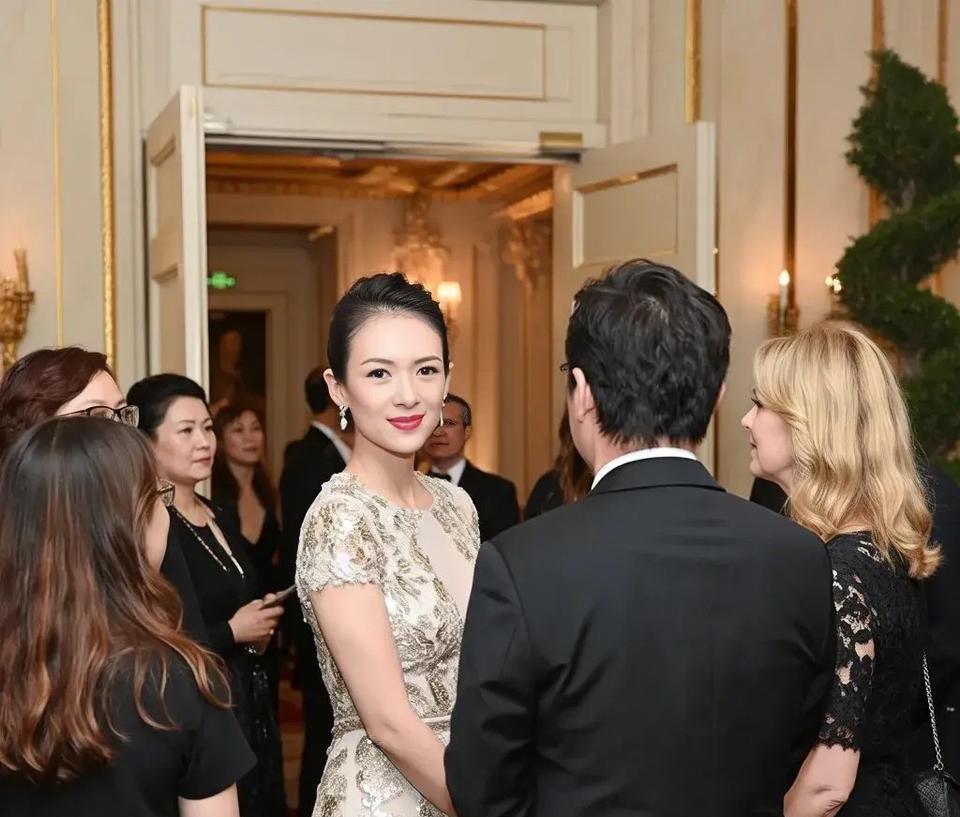 章子怡完美诠释了什么叫雍容与从容。多少新人心心念念的修罗场，她就像到朋友家串门