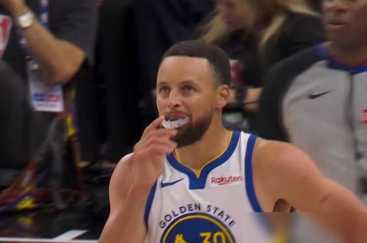 更衣室早炸了！管理层差点裁掉格林，要不是库里拦着。昨天打太阳，你看他跟布克那一下