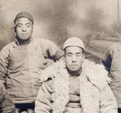 1968年，刚刚刑满释放的土匪齐达榜在回去的路上，遇到了一个70多岁步履蹒跚的老