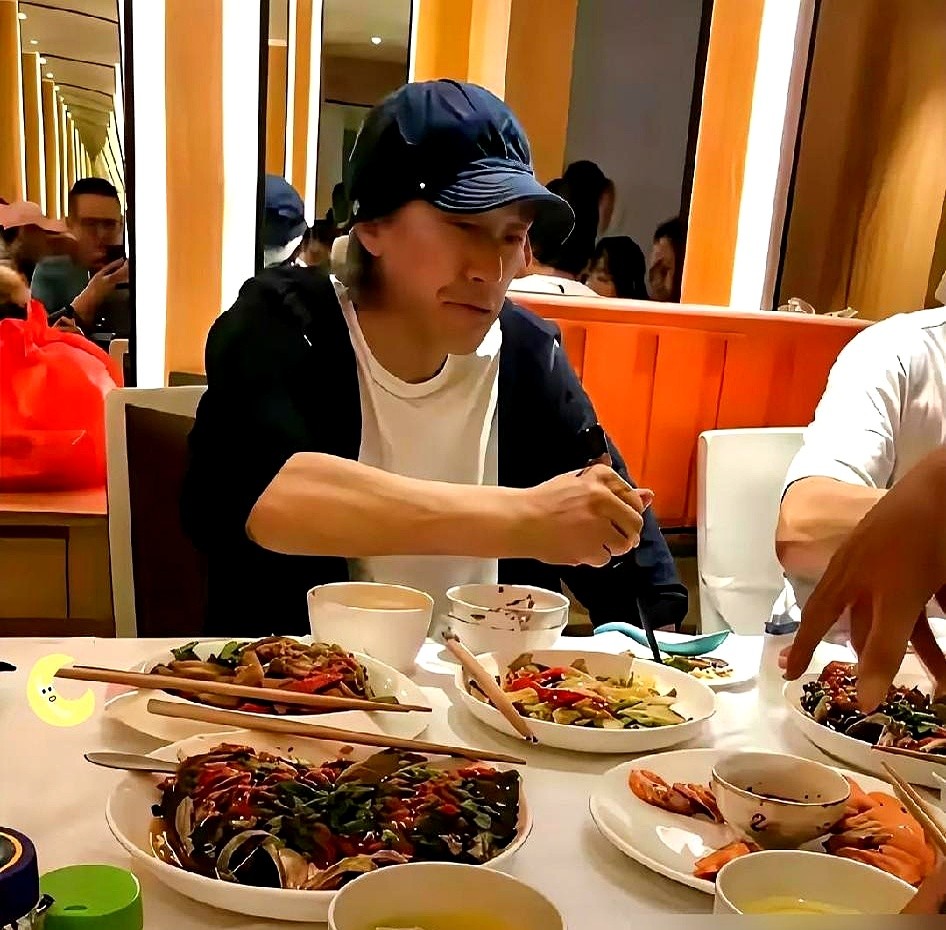 两个影帝凑一桌吃饭，全程一句话不说，只顾埋头干饭。刘嘉玲亲口爆料，周星驰来家里找梁朝伟，就是这副诡异