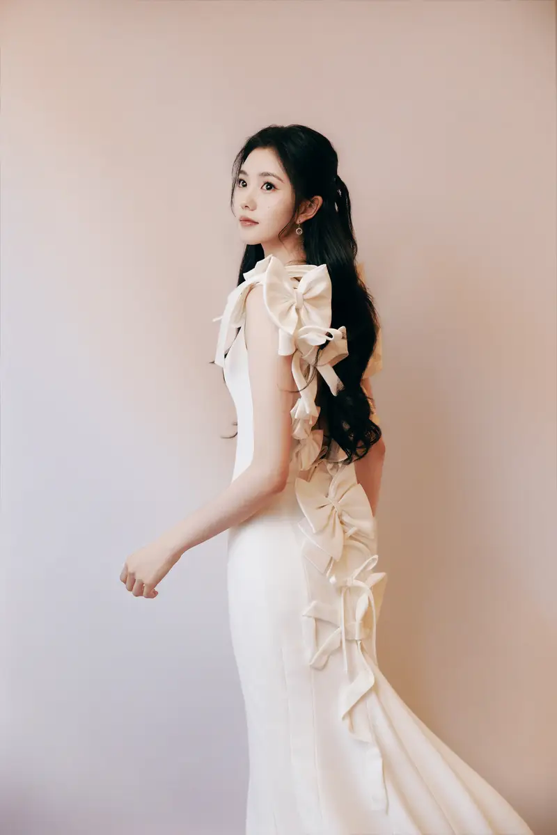 刘浩存一袭白裙身材窈窕明媚优雅回眸甜笑举止温柔