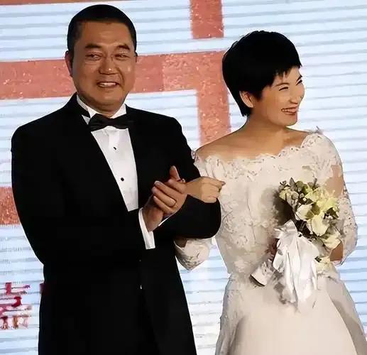 演员董勇早年经历过一段失败婚姻，心灰意冷的他曾打定主意后半辈子孤身一人，坚决不再