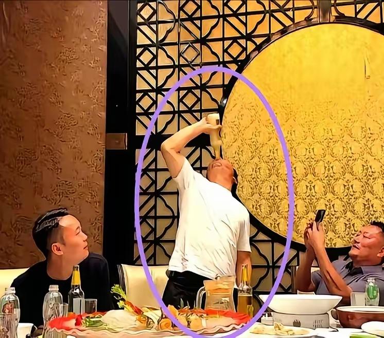 贾冰饭局的事情让我理解了那些出人头地的人不再跟以前的小伙伴玩耍的原因了！以前还觉
