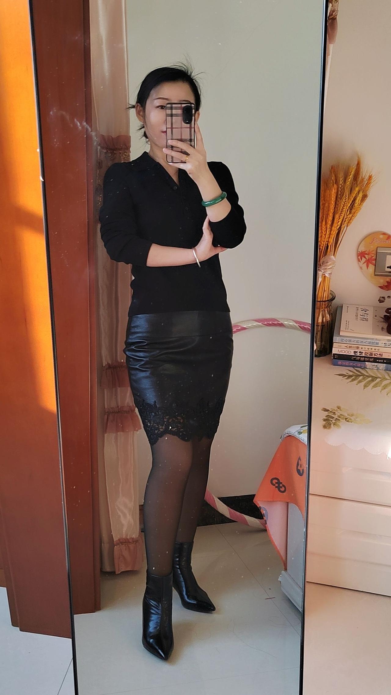 黑色上衣搭配皮裙，尽显优雅气质！👗👠