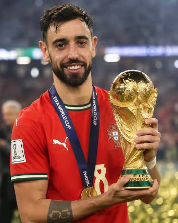 布鲁诺·费尔南德斯谈梅西对罗纳尔多：<br /><br />“人们问我...