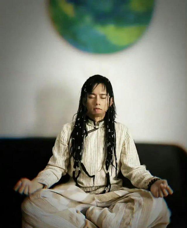 如果不是张杰自己发照片出来，大部分人认不出来是他吧。。​​​