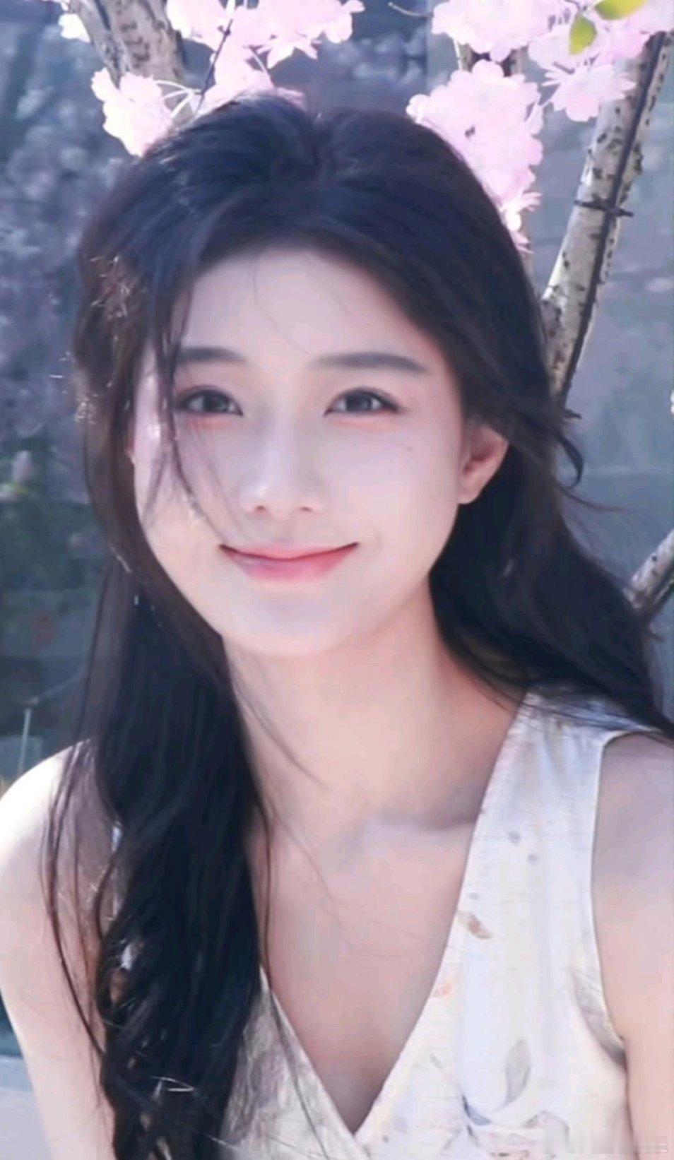 陈意涵简约穿搭尽显灵动气质，温柔又亮眼。