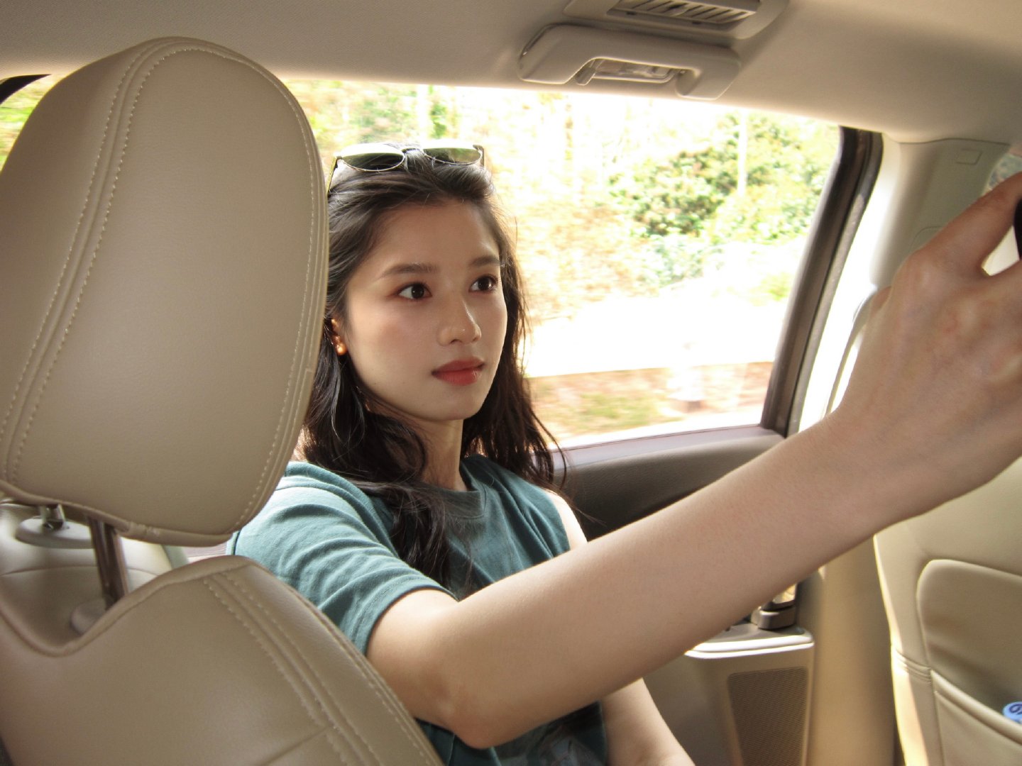 张婧仪美好自然入镜张婧仪春日暖阳plog张婧仪美好自然入镜玩扭扭乐、把花别