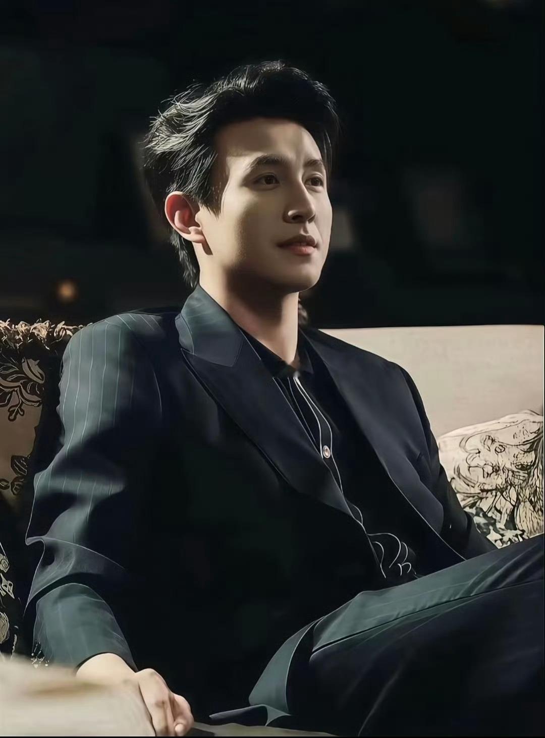 刘萧旭何睿聪抢占轮椅赛道短剧圈的轮椅赛道迎来神仙对决，新晋霸总刘萧旭和老牌男神