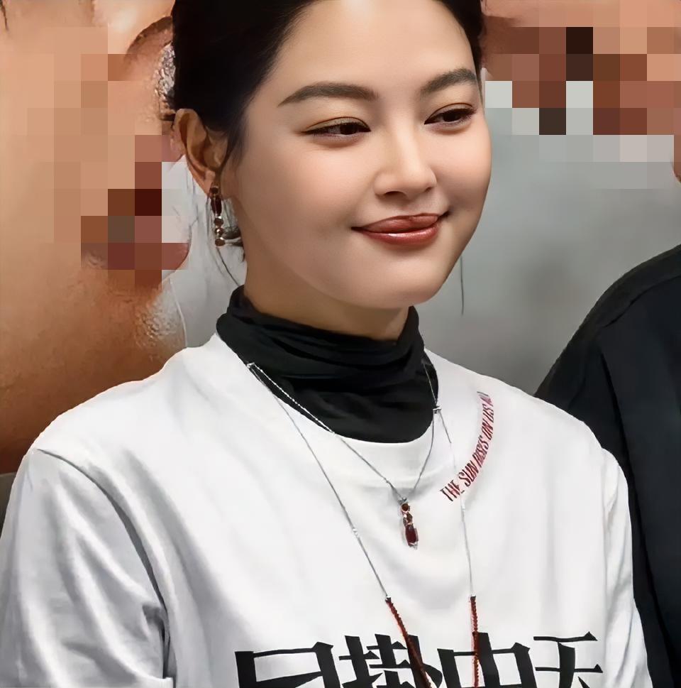 问老公，辛芷蕾漂亮吗？他说漂亮的，尤其是嘴巴很性感。我有点不理解，为啥我